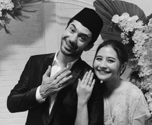 Prilly Latuconsina dan Reza Rahadian Mesra Diranjang