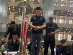 Mesut Ozil Salat Jumat DI Masjid Istiqlal