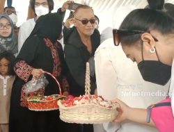 Momen Artis-Artis Senior Tabur Bunga Diatas Pusara Mieke Wijaya