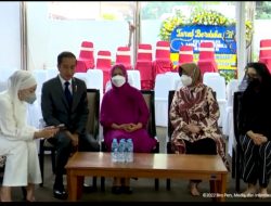 Tiba Di Tanah Air Presiden Jokowi dan Ibu Iriani Takjiah Kekediaman Almarhum Tjahjo Kumolo