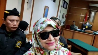 Roro Fitri Dikawal Bodyguard Jalani Sidang Cerai Dengan Andre Irawan